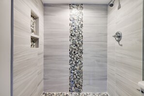 Combined shower/bathtub, hair dryer, towels - 5 Bedroom 3 Bath Lakefront with Yr Round Hot tub near Camelback (tobyhanna)