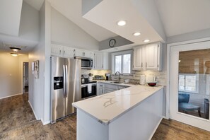 Jääkaappi, mikroaaltouuni, uuni, liesi