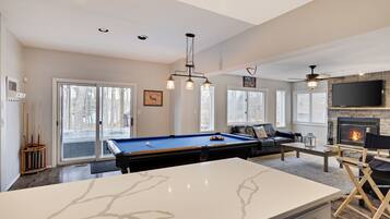 Smart TV, fireplace, Netflix, streaming services