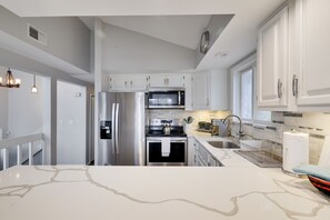 Réfrigérateur, four à micro-ondes, un four, surface de cuisson