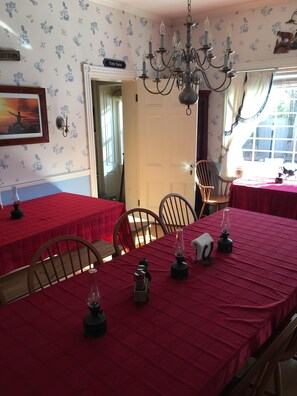 Dining - The coast of Maine a spacious 10 bedroom home. Equipped with an in ground pool (Saco)