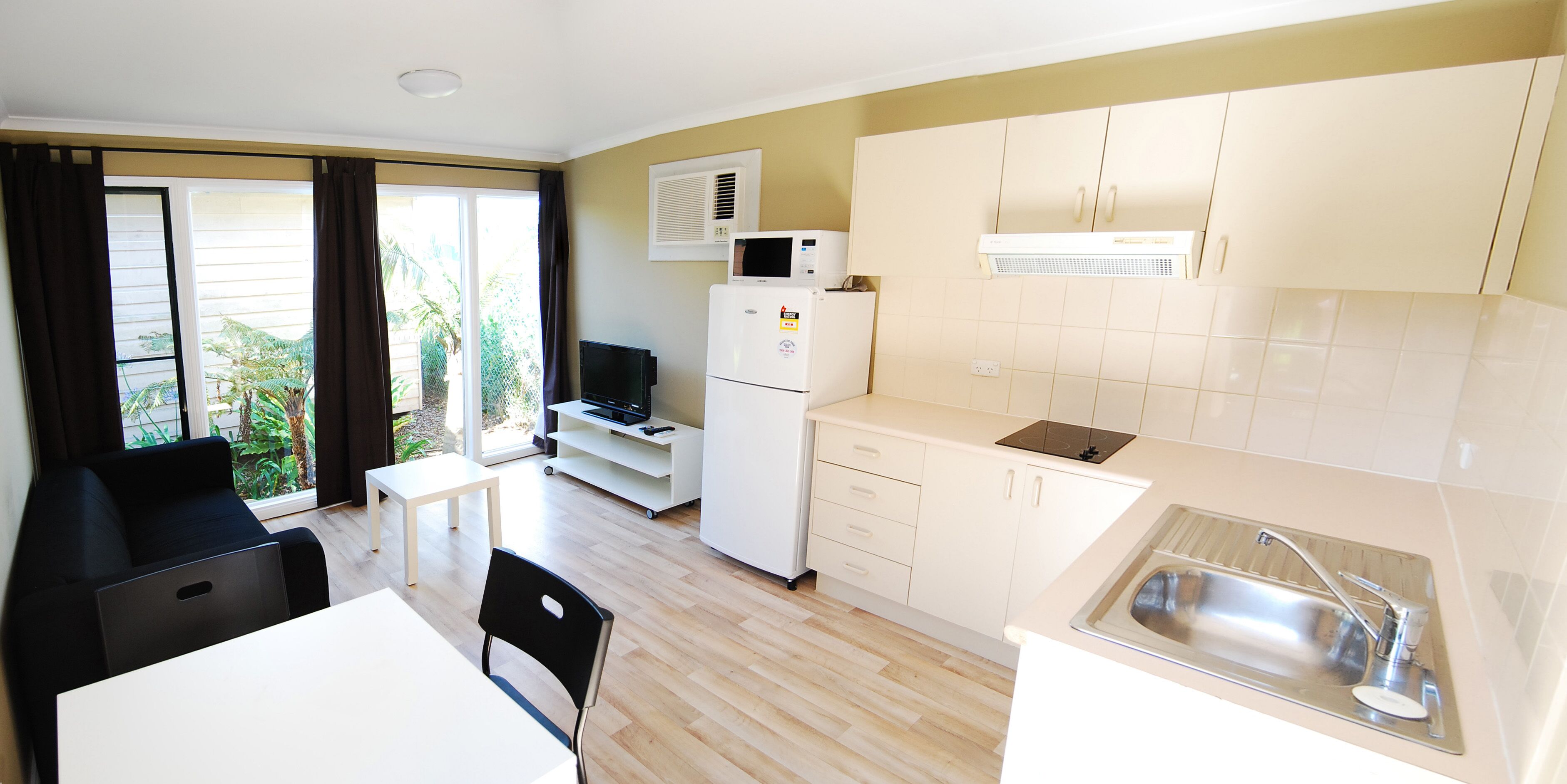 A tropical Queensland style tourist park offering affordable accommodation.