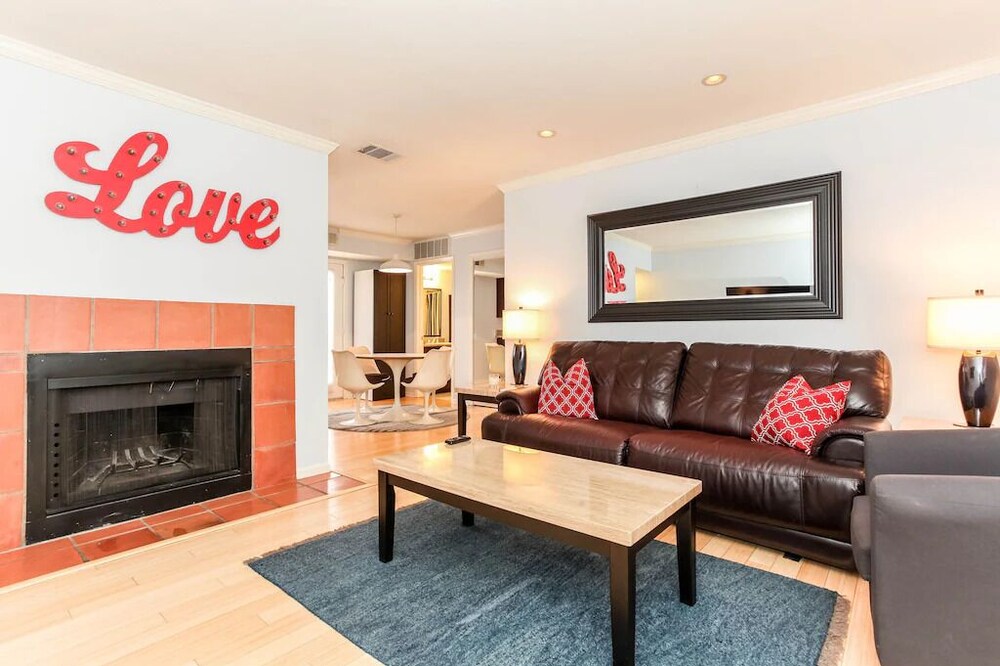 Retro Chic Suite w/ Queen bed