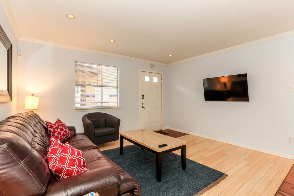 Retro Chic Suite w/ Queen bed