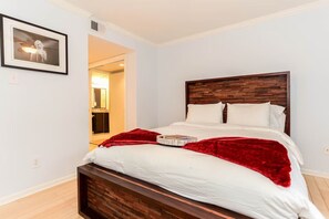 1 bedroom, iron/ironing board, Internet, bed sheets - Retro Chic Suite w/ Queen bed (Austin)