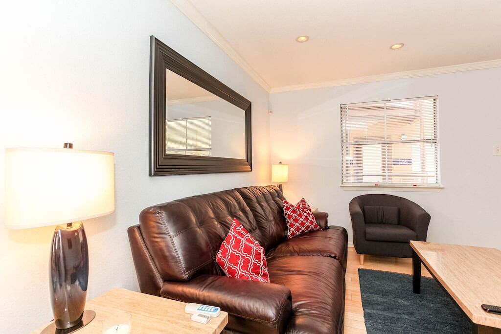 Retro Chic Suite w/ Queen bed