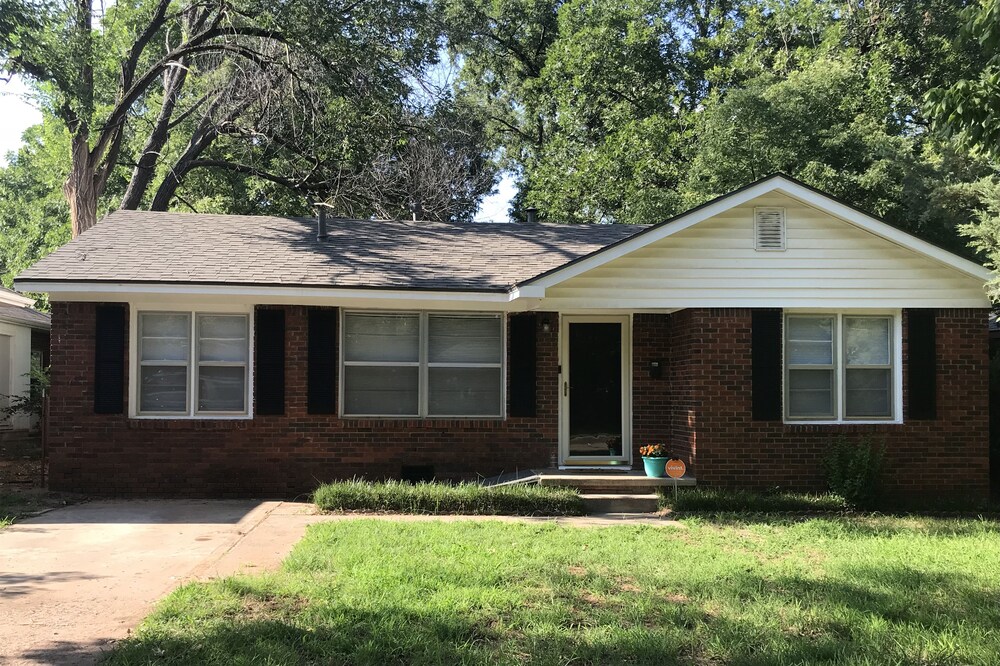 The Water House-Sleeps 10-1 Mile to Boone Pickens