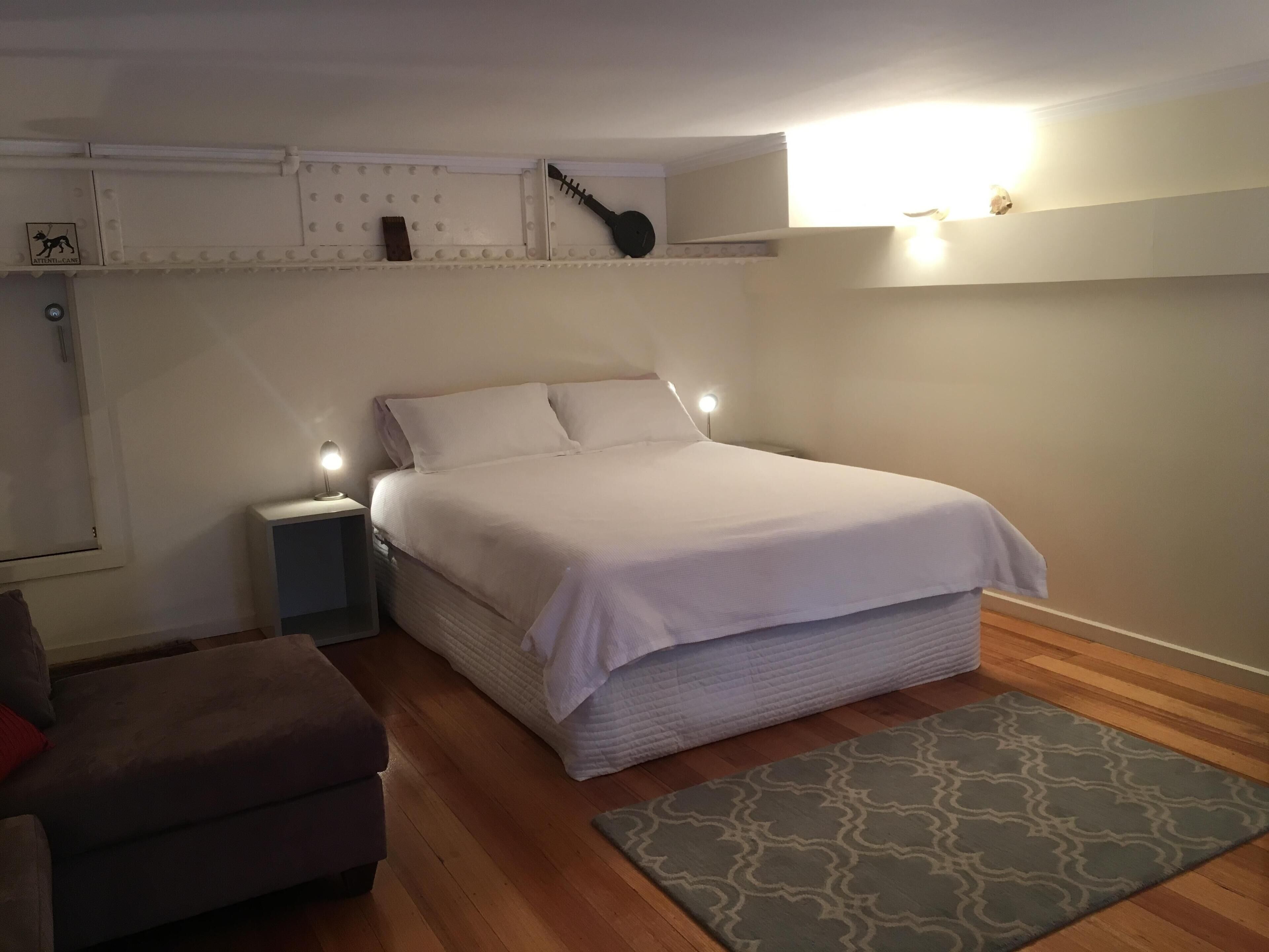 Stunning Inner city warehouse apartment — image 9