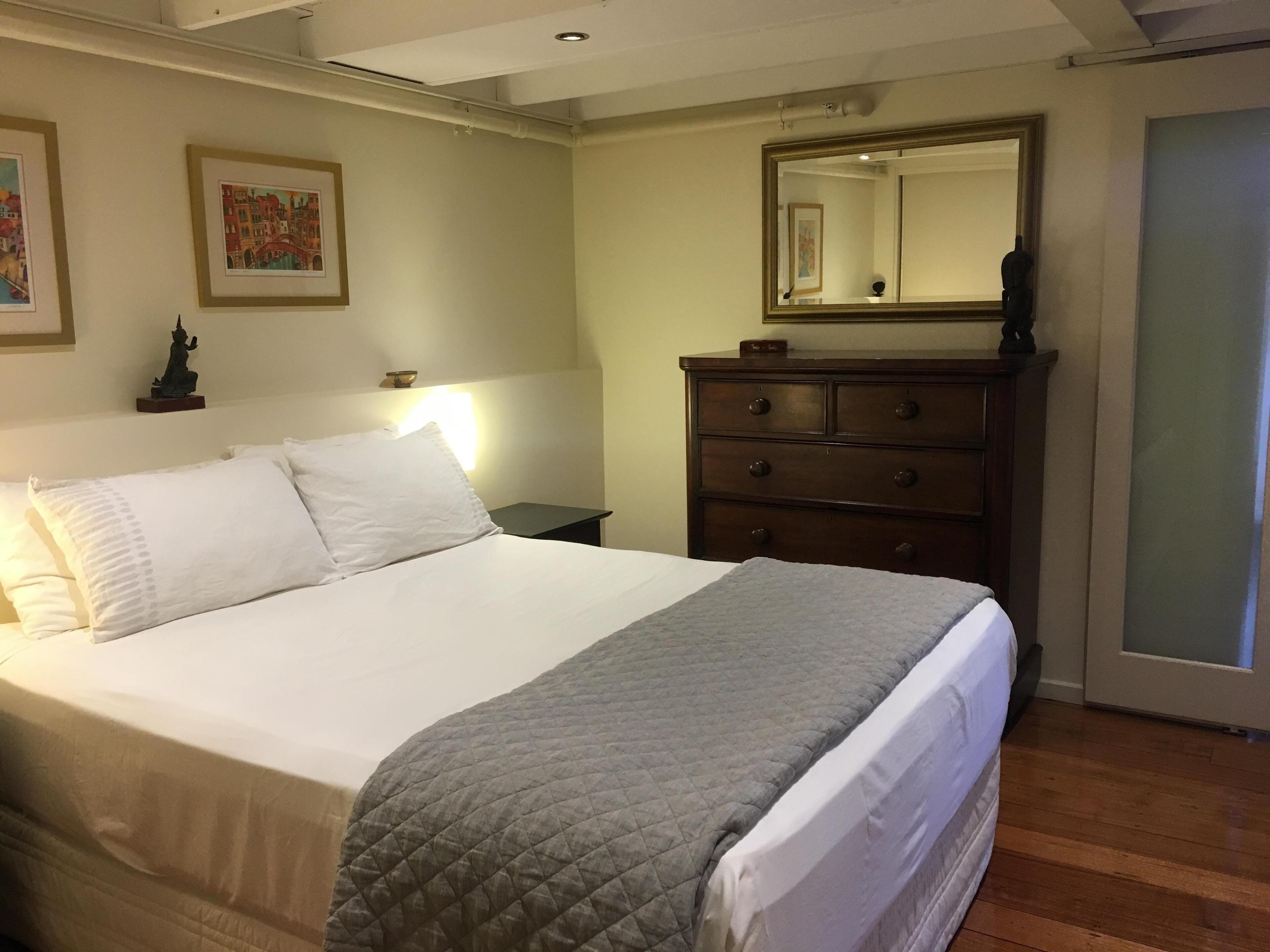 Stunning Inner city warehouse apartment — image 8