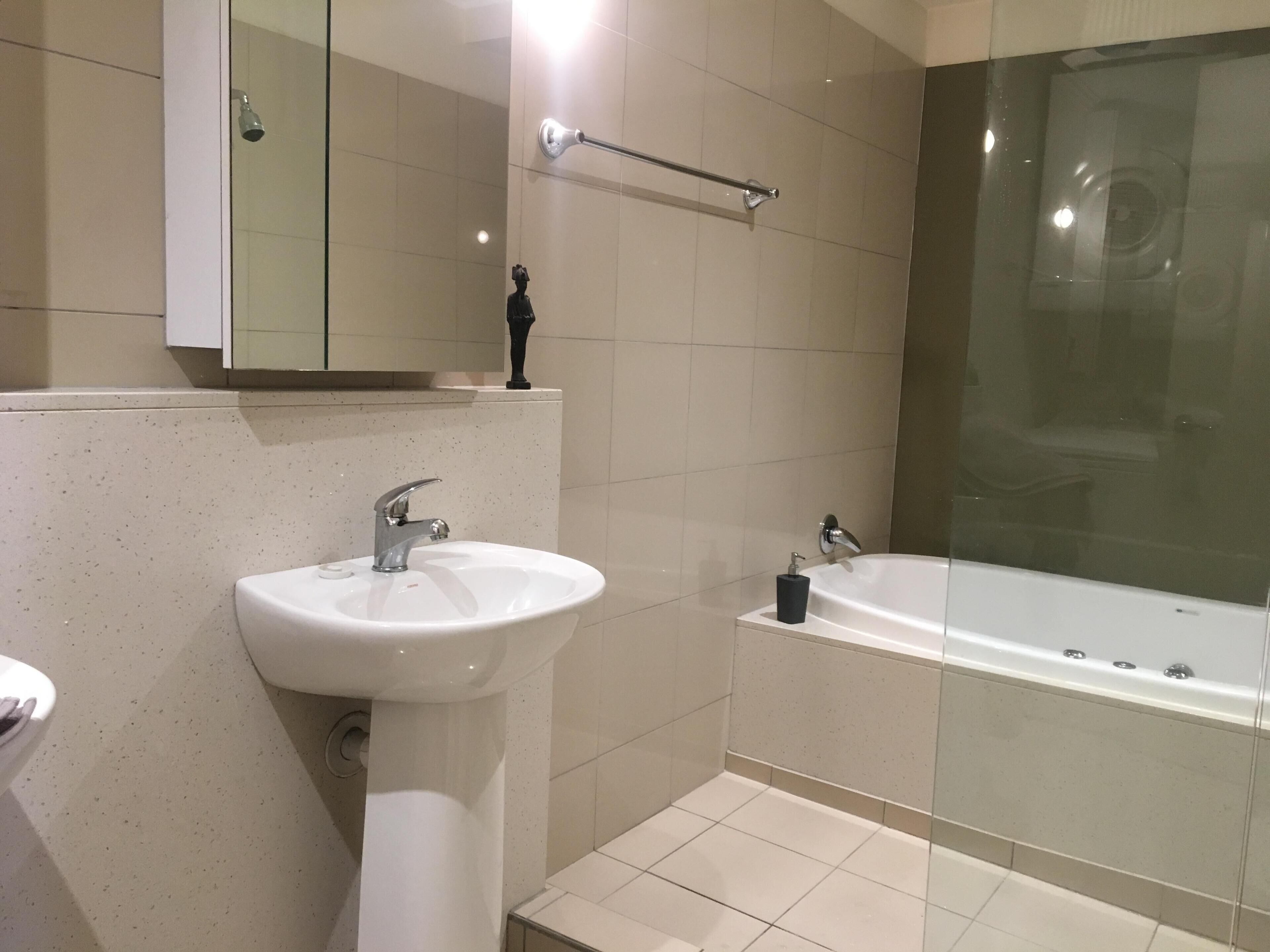 Stunning Inner city warehouse apartment — image 6