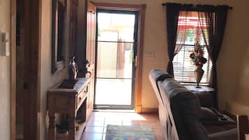 TV, lareira, DVD player, aparelho de som