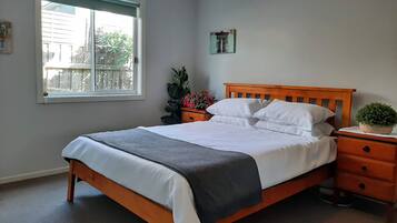 4 bedrooms, iron/ironing board, free WiFi, bed sheets