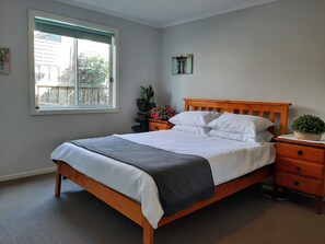 4 bedrooms, iron/ironing board, free WiFi, bed sheets - Dare Beach House Escape (Ocean Grove)