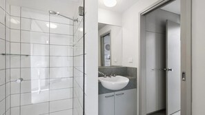 Shower, free toiletries - Magnum - Space for everyone including your pet & FREE WIFI (Lorne)