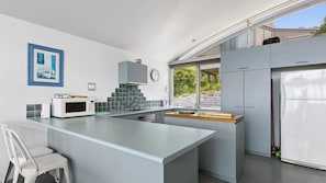 Refrigerador, lavavajillas, cafetera y tetera y tostadora 