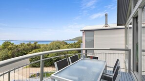 Outdoor dining - Magnum - Space for everyone including your pet & FREE WIFI (Lorne)