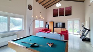 Smart TV, books - Spacious Family Villa, Private pool,  beach 5 km (Filaki)