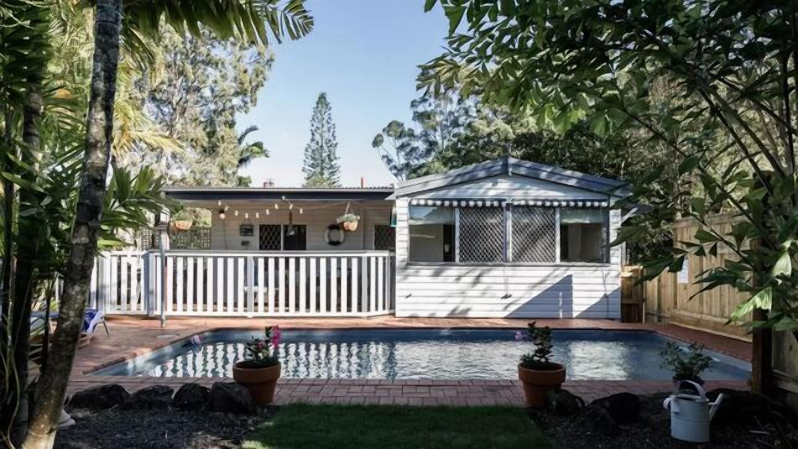 Surfers Beach style Cottage Pet Friendly — image 7