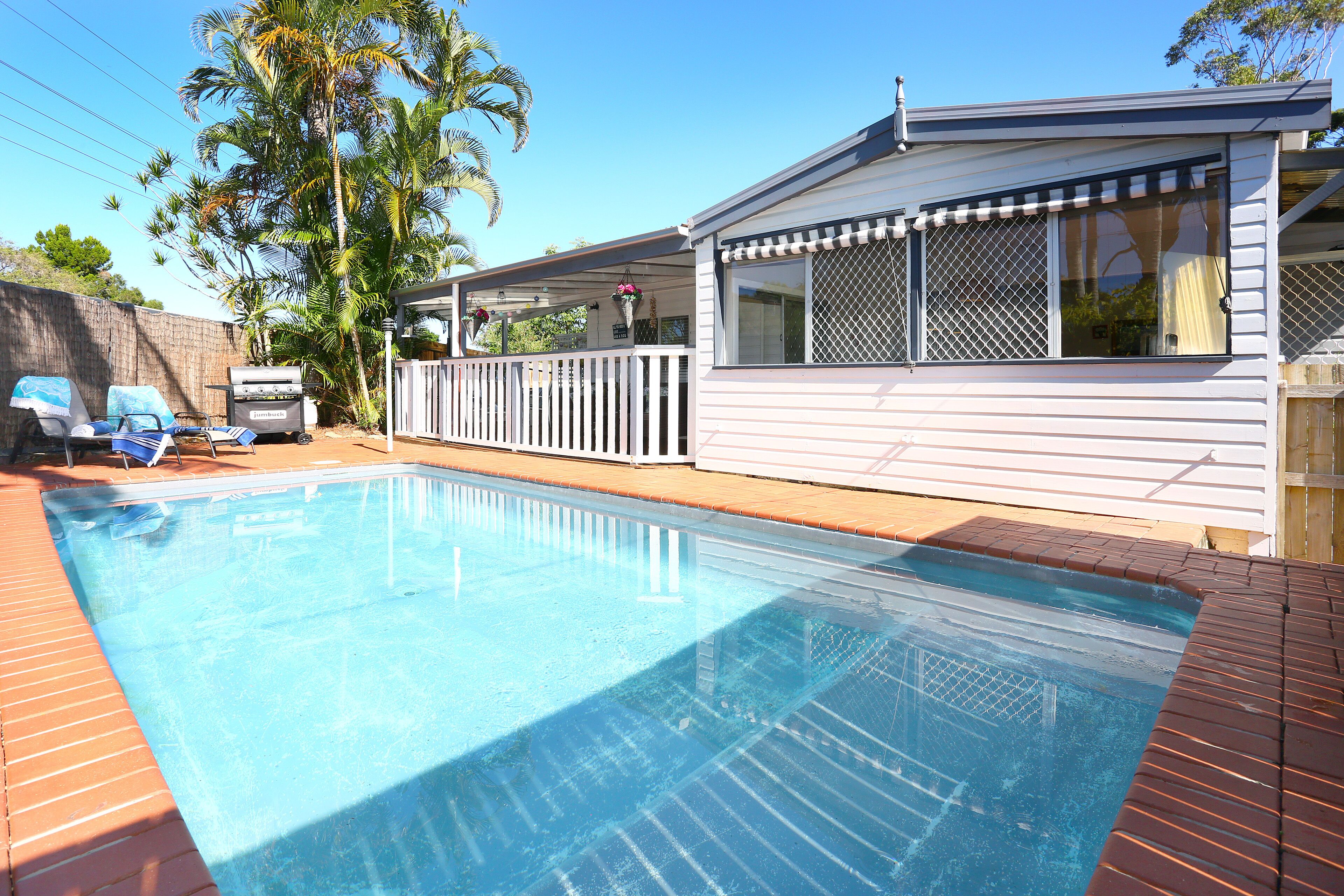 Surfers Beach style Cottage Pet Friendly — image 6