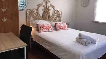 3 camere, una scrivania, ferro/asse da stiro, Wi-Fi