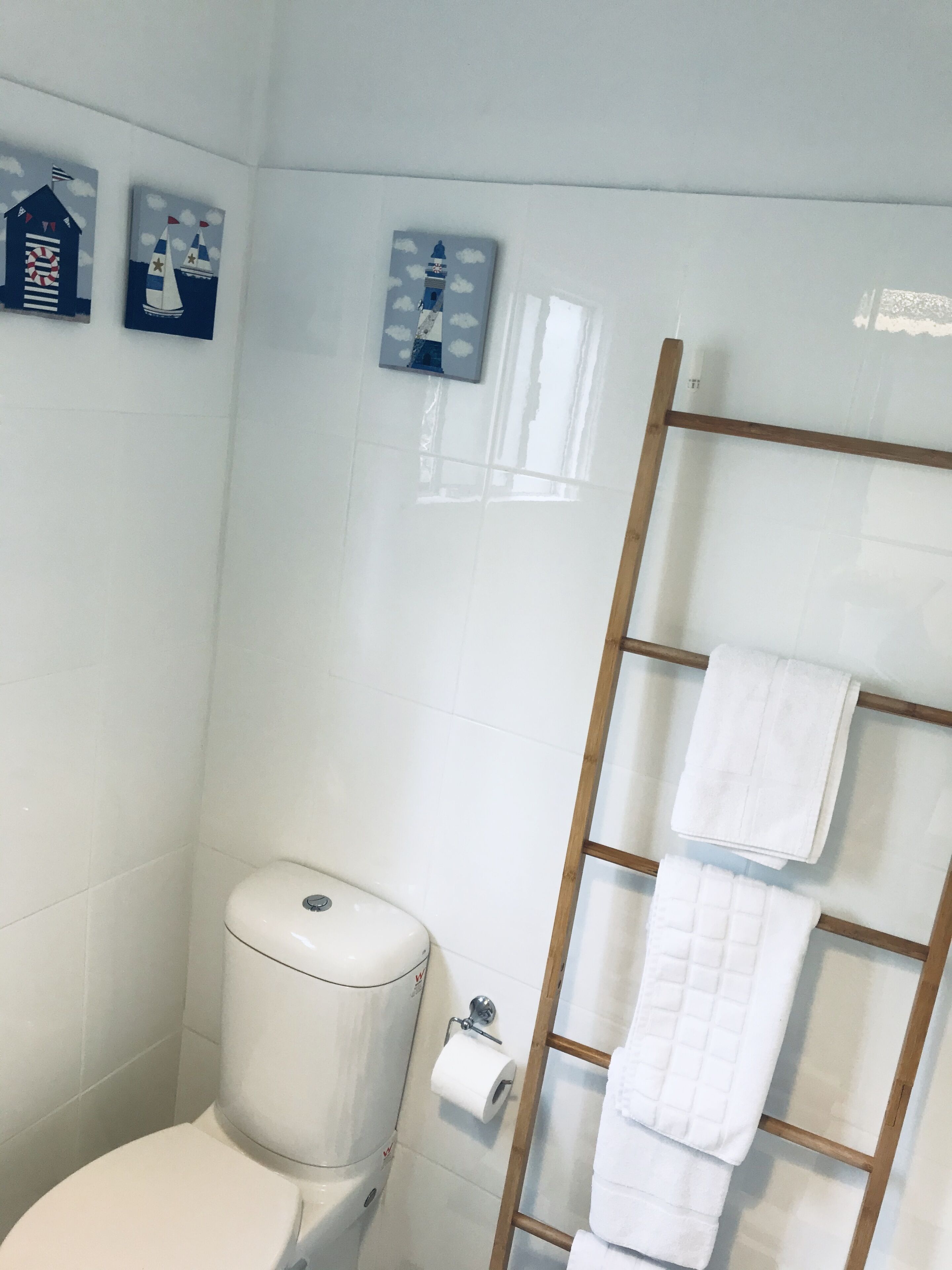 Surfers Beach style Cottage Pet Friendly — image 25