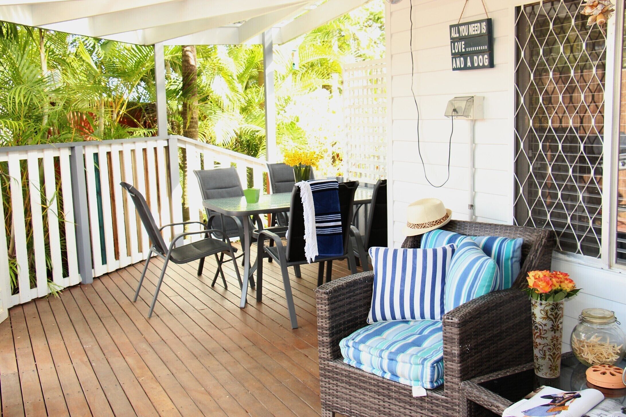 Surfers Beach style Cottage Pet Friendly — image 8