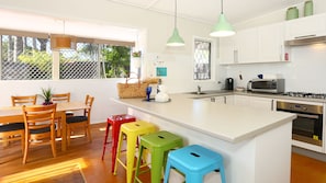 Fridge, microwave, oven, stovetop - Surfers Beach style Cottage Pet Friendly (Southport)