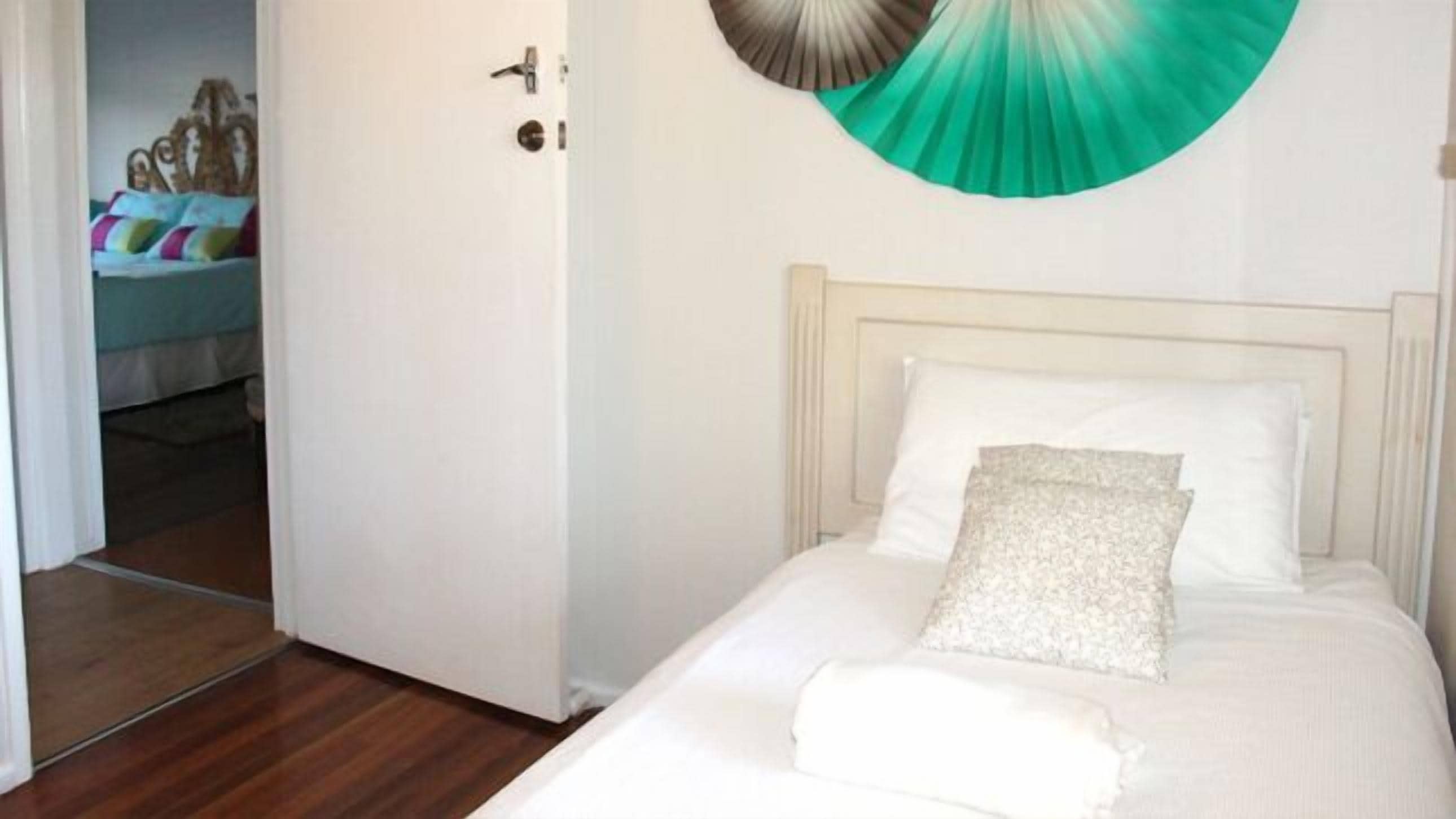 Surfers Beach style Cottage Pet Friendly — image 14