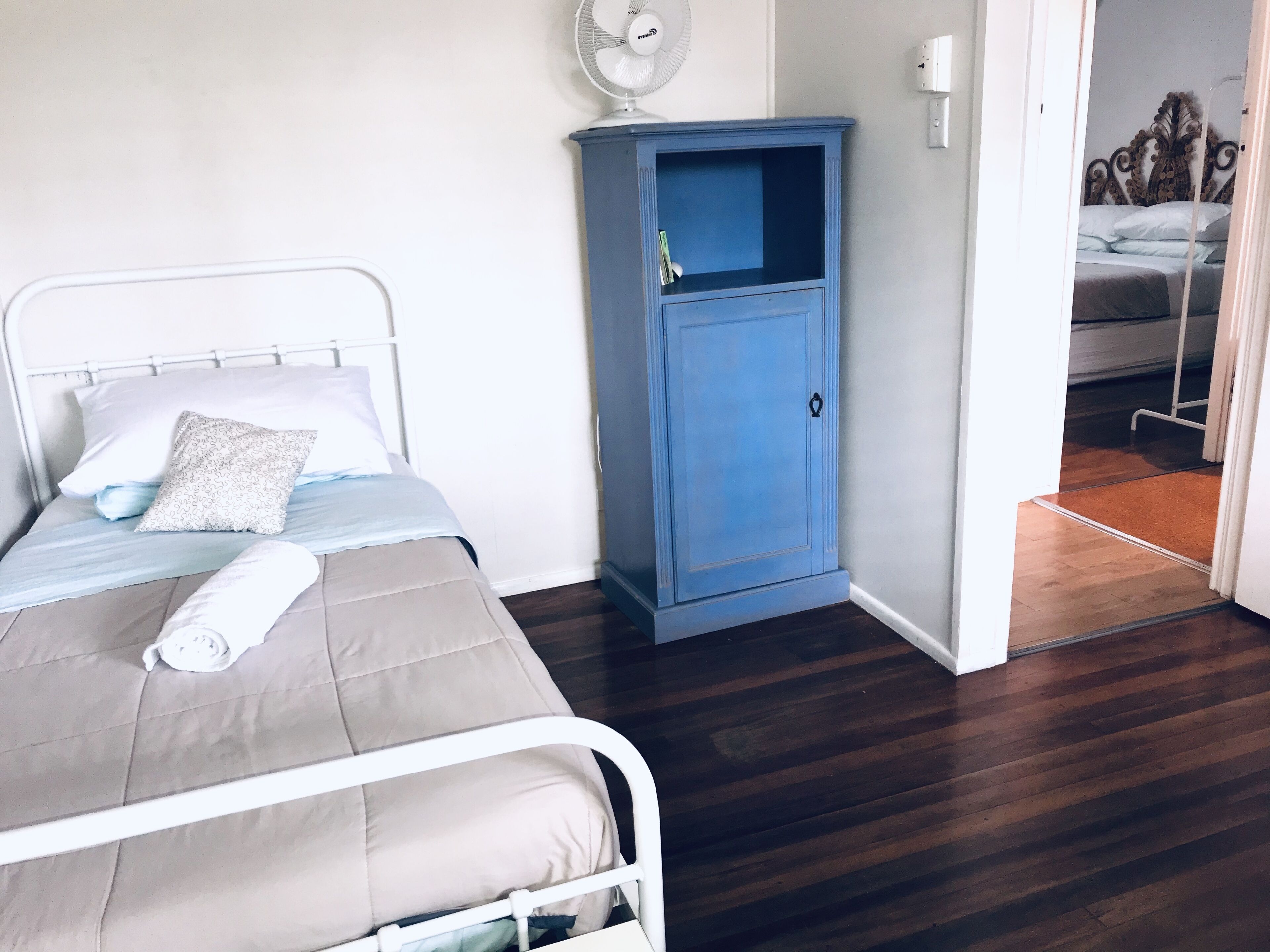 Surfers Beach style Cottage Pet Friendly — image 21