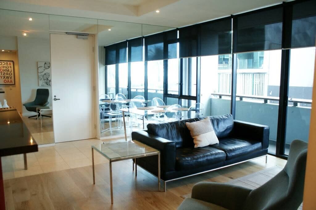 Port Melbourne Seaviews, Gym, Pool & Tennis!