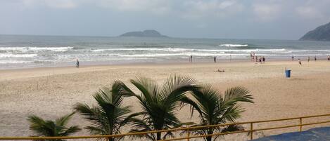 Tæt på stranden, liggestole, parasoller
