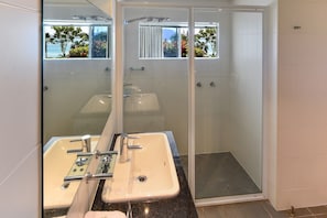 Shower, hair dryer, towels - Hibiscus Lodge 1 - Ground Floor Apartment (Whitsundays)