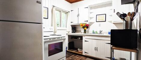 Geladeira, micro-ondas, fogão, cooktop