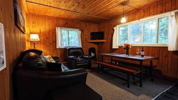 Télévision, cheminée, baby-foot, livres