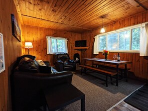 Fernseher, Kamin, Tischfußball, Bücher