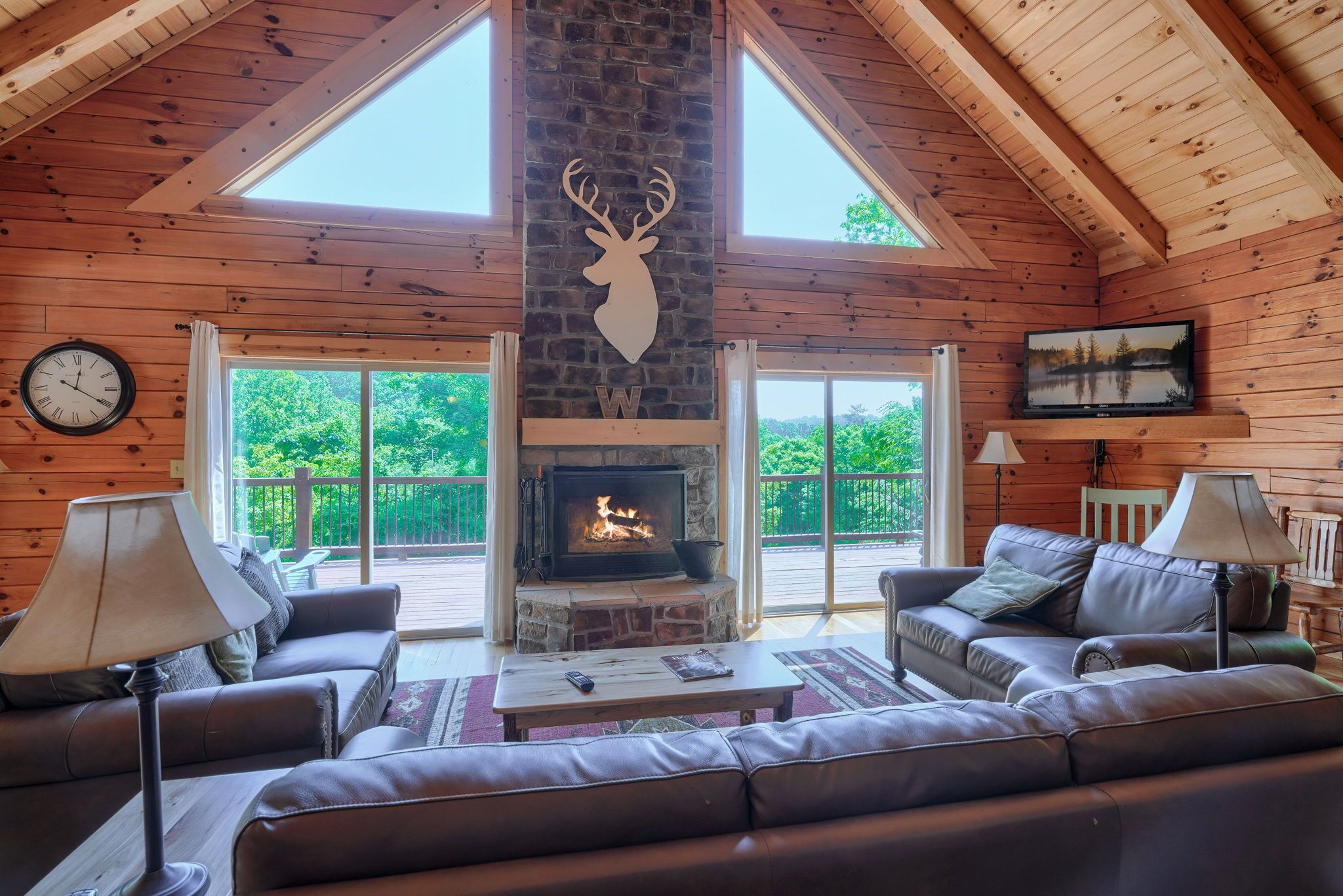 New in ground pool! 5 br pet-friendly lodge on 17 wooded acres.