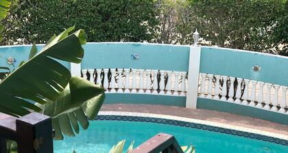 Secure And Private Villa With Pool/Hot Tub Jacuzzi In Palm Beach Village