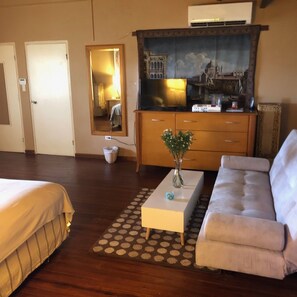 5 bedrooms, in-room safe, iron/ironing board, free WiFi