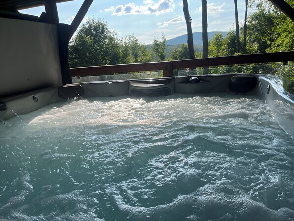 Outdoor spa tub - Le Rustic Chic Cottage (Lac-Supérieur)