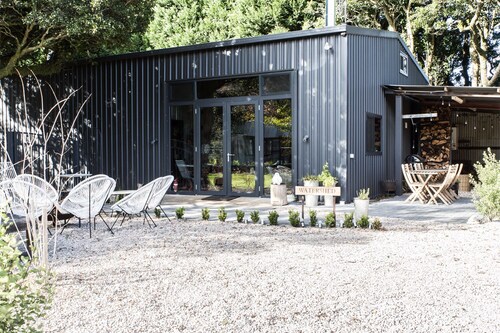 WATERSHED Robertson - a chic shed conversion