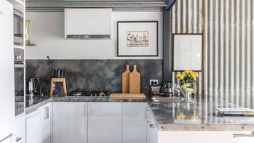 GroĂer KĂŒhlschrank, Mikrowelle, Ofen, Herdplatte