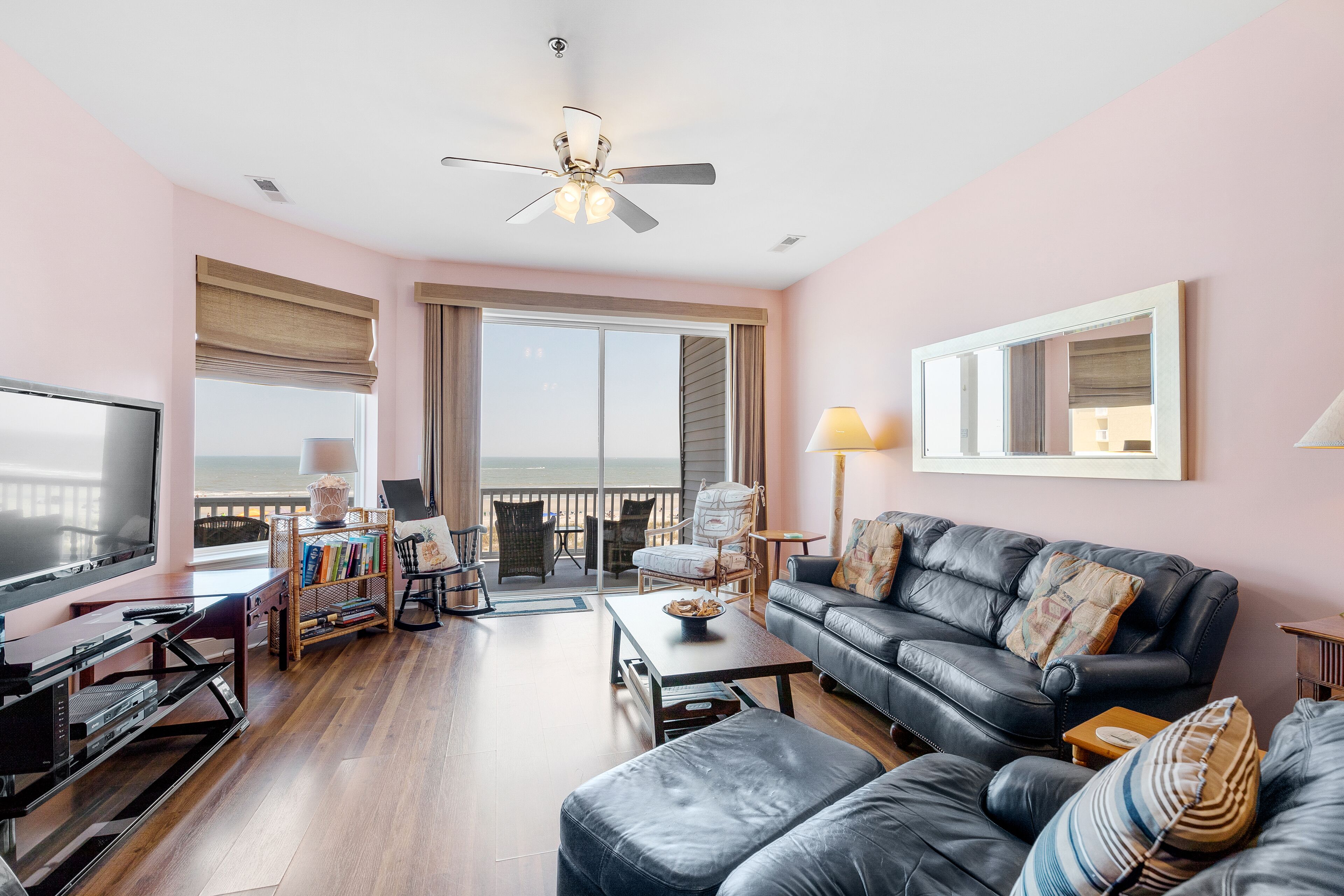 Télévision, lecteur de DVD, livres, chaîne hi-fi