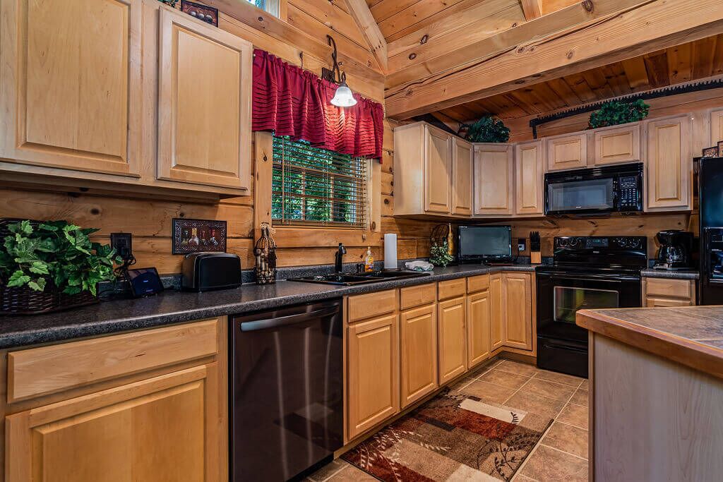 Private Hot Tub & FirePit! Near Big Cedar, Tucked in Woods, Huge Great Room