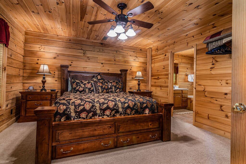 Private Hot Tub & FirePit! Near Big Cedar, Tucked in Woods, Huge Great Room