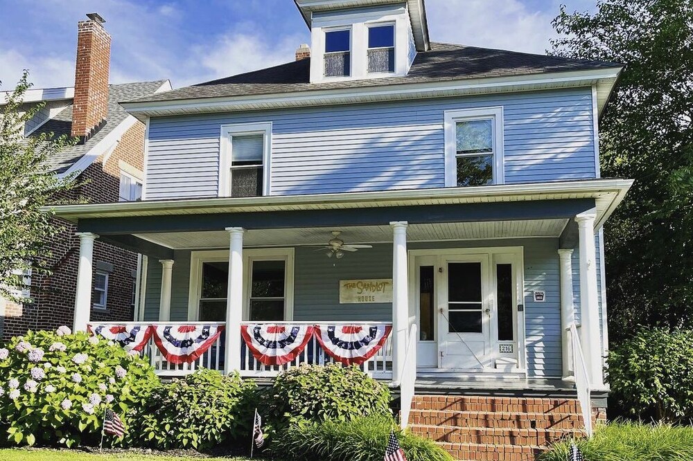 As seen on HGTV! 4 BR, 2 blocks to beach. Newly renovated. Golf Cart Included.