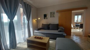 TV, fireplace, foosball, table tennis - VILLA MATTEA - pool, tavern and outdoor whirlpool  (Galižana)