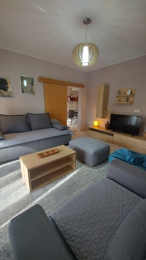 TV, fireplace, foosball, table tennis - VILLA MATTEA - pool, tavern and outdoor whirlpool  (Galižana)