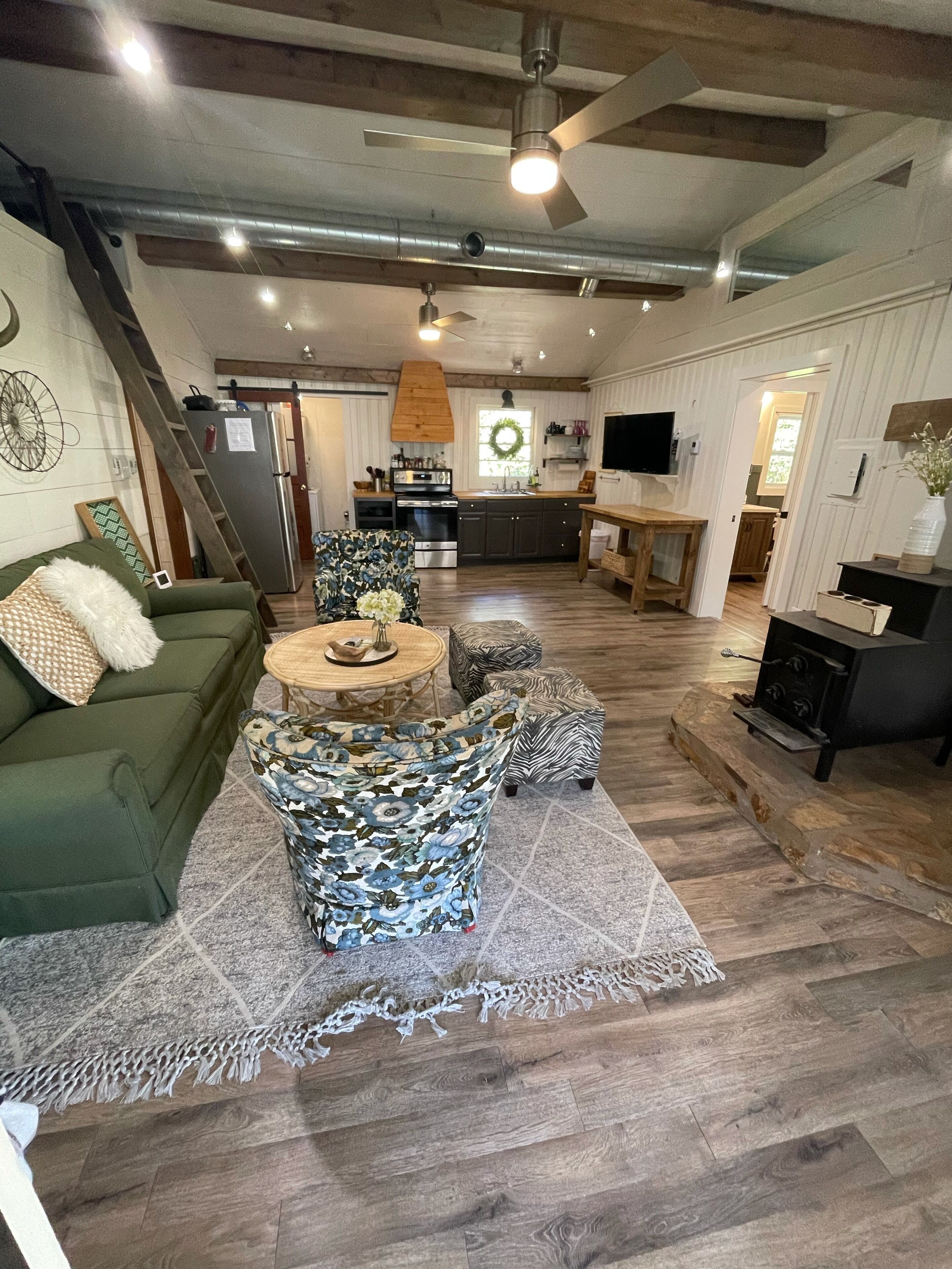 Cozy Lake Front Cabin, sleeps 8, Lake Allatoona