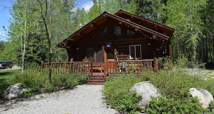 Happy Cabin: Kaksi makuuhuonetta Wolfridge Resortissa, uima-allas ja poreallas
