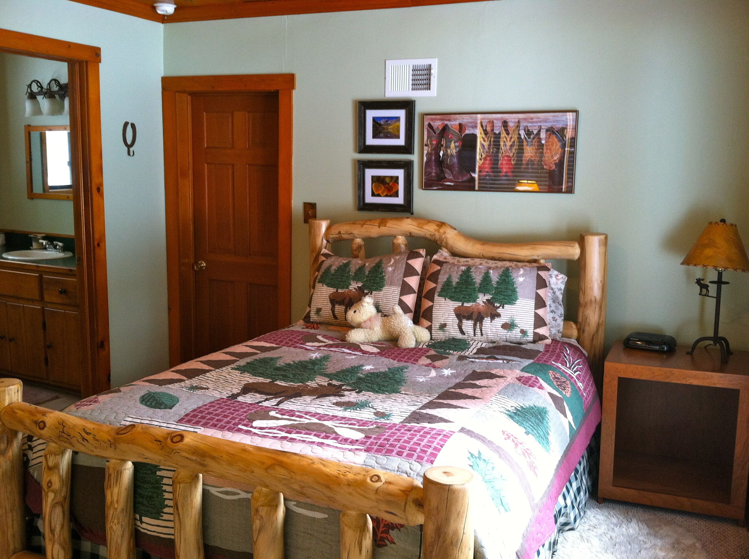 Charming log cabin for peaceful mountain getaway!